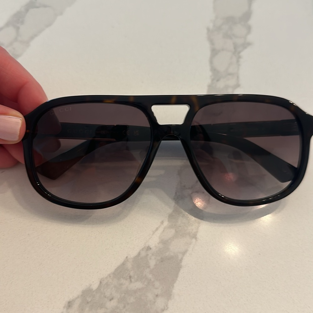 Gucci sunglasses tortoise with Gucci logo